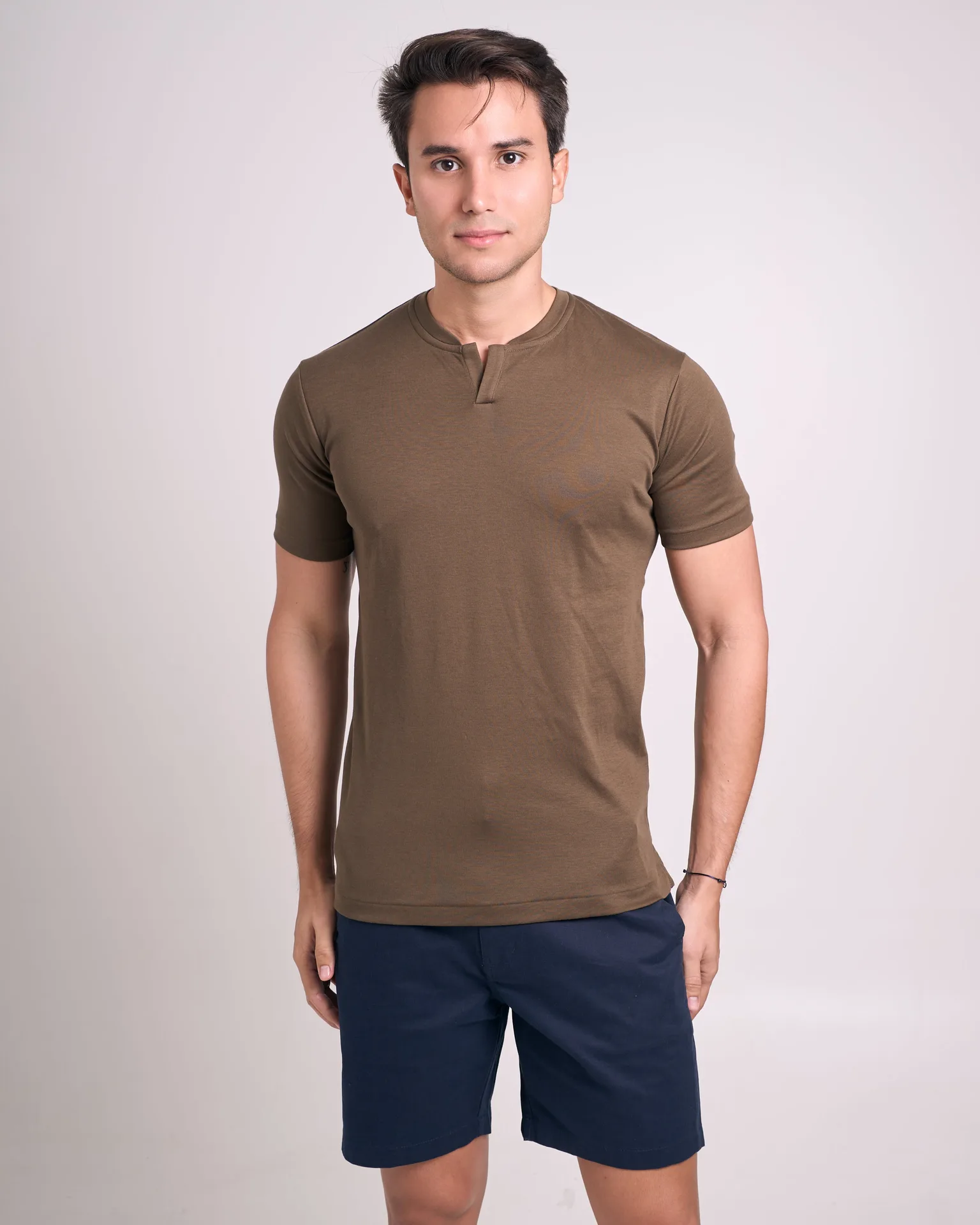 7362346877013-CAMISETA_PIMA_-_GOLA_V_-_VERDE_OLIVA